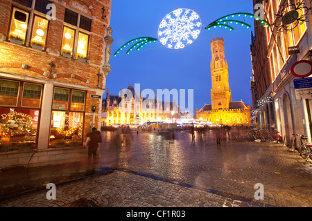 Ein Blick auf den Glockenturm und gepflasterten Marktplatz mit Weihnachtsbeleuchtung Stockfoto