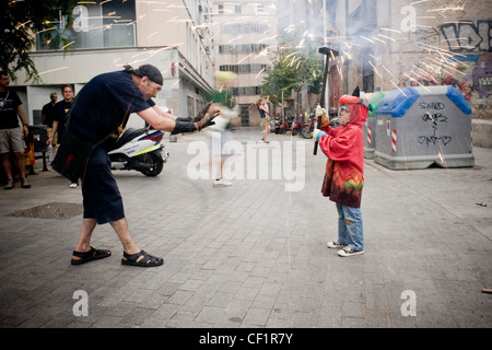 Feuerwerk und junge Teufel auf traditionelle Correfoc während ein typisches Festival in Barcelona, Katalonien Stockfoto