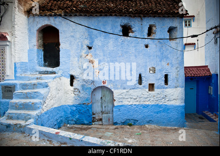 Straße in die blaue ummauerte alte Medina von Chefchaouen, Marokko Stockfoto