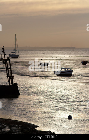 Kleine Boote vor Anker in der Mündung bei Leigh-on-Sea in Essex. Stockfoto