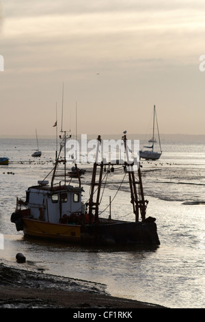 Boote vor Anker in der Mündung bei Leigh-on-Sea in Essex. Stockfoto