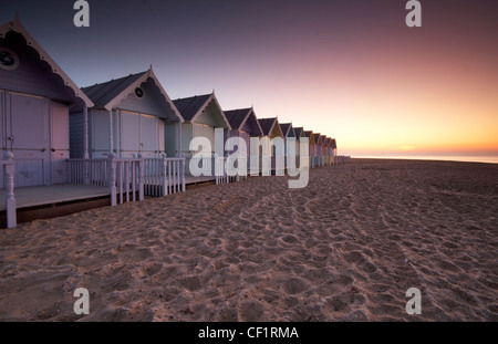 Früh am Morgen über neue Strandhütten auf Mersea Island. Stockfoto