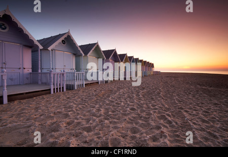 Früh am Morgen über neue Strandhütten auf Mersea Island. Stockfoto