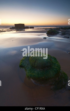 Einen Bunker am Strand von Naze im frühen Dämmerlicht. Stockfoto