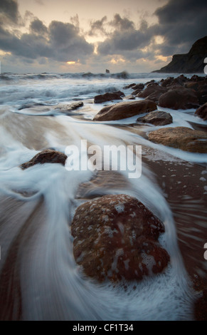 Wellen auf den Strand gegen Bay. Stockfoto