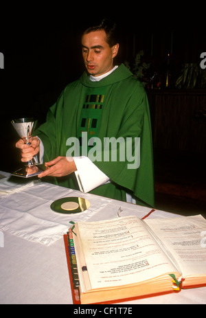 Römisch-katholischer Priester, Vorbereitung der Geschenke, eucharistischen Gebet, Gottesdienst, Masse, Novato, Marin County, Kalifornien Stockfoto