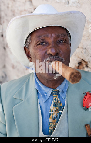 Porträt eines älteren Mannes in Havanna mit einer großen Zigarre im Mund Stockfoto