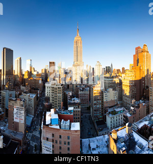 New York City, Manhattan, Midtown Manhattan, erhöhte Abenddämmerung Blick auf das Empire State Building Stockfoto