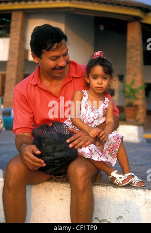 Mexikaner, Mexikaner, Vater und Tochter, die Malecon, Strandpromenade, Puerto Vallarta, Jalisco, Mexiko Stockfoto