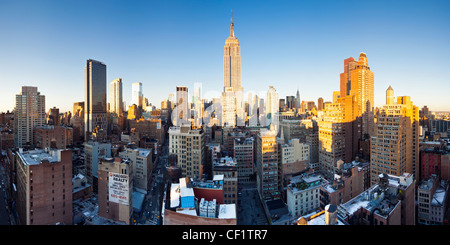 New York City, Manhattan, Midtown Manhattan, erhöhte Abenddämmerung Blick auf das Empire State Building Stockfoto