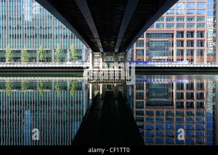 Reflexion von Gebäuden, Teil der Canary Wharf Entwicklung in West India Millwall Docks auf der Isle of Dogs in London. Stockfoto