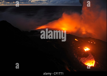 Fluss der geschmolzene Lava fließt ins Meer bei Sonnenaufgang, Kilauea-Vulkan, Big Island, Hawaii Inseln, Usa Stockfoto