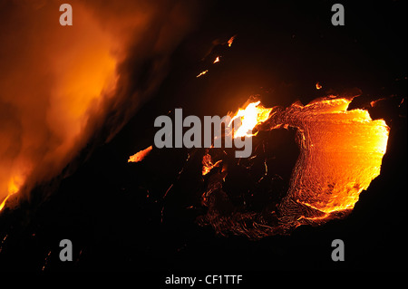 Fluss der geschmolzene Lava fließt zu den Meer, Kilauea-Vulkan, Big Island, Hawaii Inseln, Usa Stockfoto