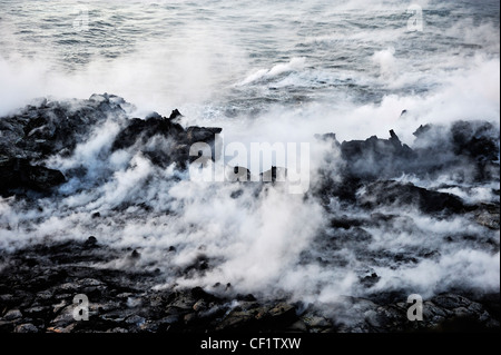 Dampf steigt aus Lava fließt in Inseln im Ozean, Kilauea-Vulkan, Big Island, Hawaii, Usa Stockfoto