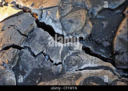 Risse in gekühlten Pahoehoe vulkanischer Lava Flow, Kilauea-Vulkan, Big Island, Hawaii Inseln, Usa Stockfoto