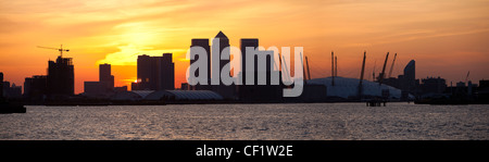 Ein Blick auf th Fluss Themse gegenüber der City of London und die O2 Arena und Canary Wharf bei Sonnenuntergang Stockfoto