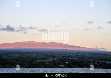 Vulkan Mauna Kea bei Sonnenaufgang von Hilo, Big Island, Hawaii Inseln, Usa Stockfoto