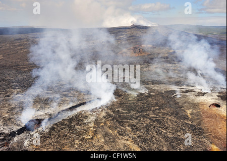 Rauchen-Lava-Felder durch Pu'u O'o Krater, (Luftbild), Kilauea-Vulkan, Big Island, Hawaii Inseln, Usa Stockfoto