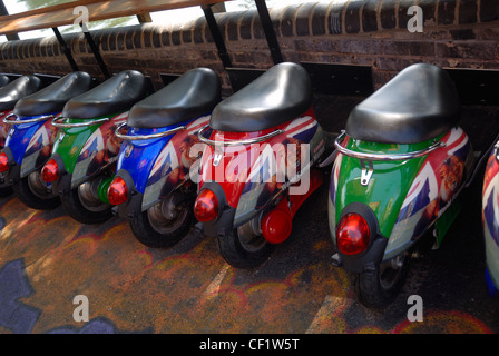 Neuheit-Stühle in der Form von Motorrollern in Camden Market. Stockfoto