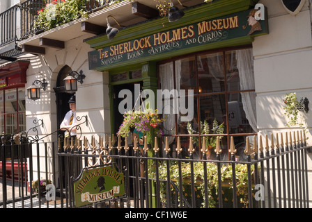 Das Sherlock Holmes Museum in der Baker Street. 221 b Baker Street ist die fiktive Heimat von Sir Arthur Conan Doyles berühmten detectiv Stockfoto