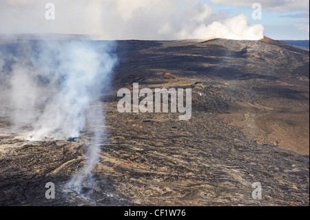 Rauchen-Lava-Felder durch Pu'u O'o Krater, (Luftbild), Kilauea-Vulkan, Big Island, Hawaii Inseln, Usa Stockfoto