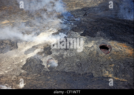 Rauchen Lavafelder und Lavatunnel von Pu'u O'o Krater, (Luftbild), Kilauea-Vulkan, Big Island, Hawaii Inseln, Usa Stockfoto