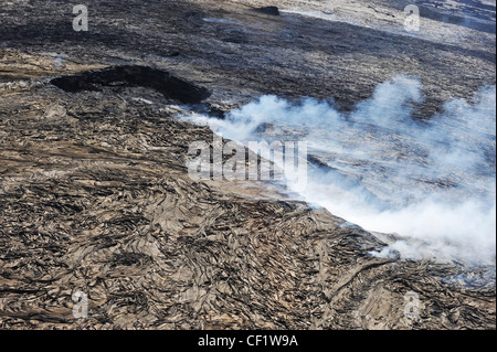 Rauchen-Lava-Felder durch Pu'u O'o Krater, (Luftbild), Kilauea-Vulkan, Big Island, Hawaii Inseln, Usa Stockfoto