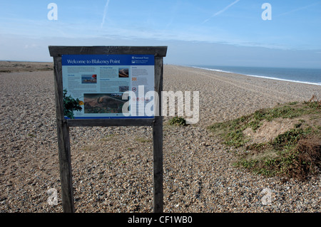 Blakeney Point, Norfolk - interpretierende Zeichen im Vordergrund Stockfoto