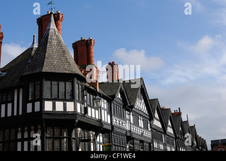 Alfresco Café-Bar in einem Gebäude in der St Werburgh Street, Chester schwarz-weiß. Die Gebäude obwohl mittelalterlichen Erscheinungsbild Ar Stockfoto