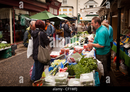 UK, Gloucestershire, Stroud, The Shambles Wochenmarkt, einheimisches Obst und Gemüse stall Stockfoto