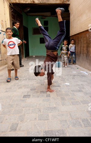 Kind eine Hand tun stehen in den Straßen der Medina in Fez, Marokko Stockfoto