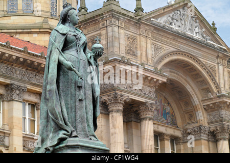 Statue der Königin Victoria vor dem Rat-Haus in Victoria Square, Birmingham. Stockfoto