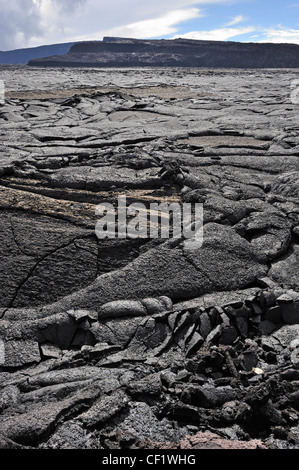 Caldera mit gekühlten Pahoehoe-Lava auf Mauna Loa Vulkan, Big Island, Hawaii Inseln, Usa Stockfoto