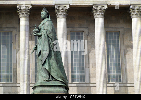 Statue der Königin Victoria vor dem Rathaus in Victoria Square, Birmingham. Stockfoto