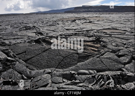 Caldera mit gekühlten Pahoehoe-Lava auf Mauna Loa Vulkan, Big Island, Hawaii Inseln, Usa Stockfoto