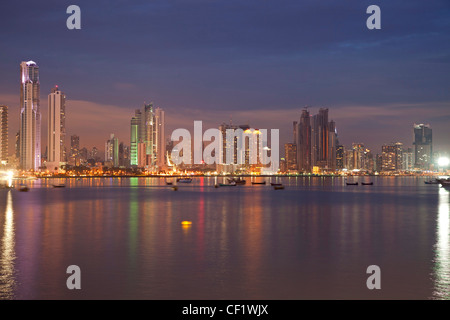 Skyline von Panama City während der blauen Stunde, Panama, Mittelamerika Stockfoto