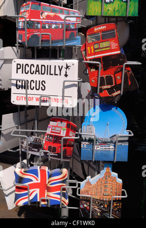 London-Postkarten zum Verkauf in einer West End-Souvenir-Shop. Stockfoto