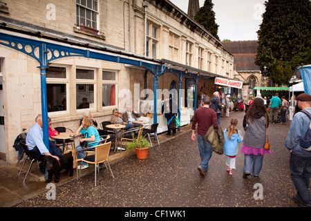 UK, Gloucestershire, Stroud, der Wochenmarkt Shambles Café Kunden saßen draußen auf dem Bürgersteig Tische draußen Markthalle Stockfoto