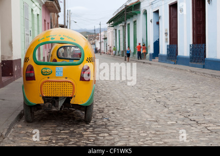 Coco-Taxi Parken auf der Straße in Trinidad, Kuba Stockfoto