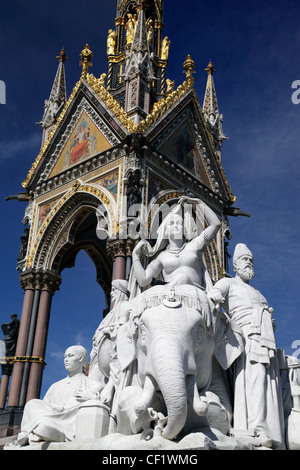 Eine allegorische Skulptur an einer der Ecken des das Albert Memorial in Kensington Gardens, Asien darstellt. Stockfoto