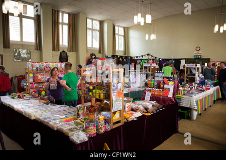 UK, Gloucestershire, Stroud, The Shambles Wochenmarkt, Stände in der Markthalle Stockfoto