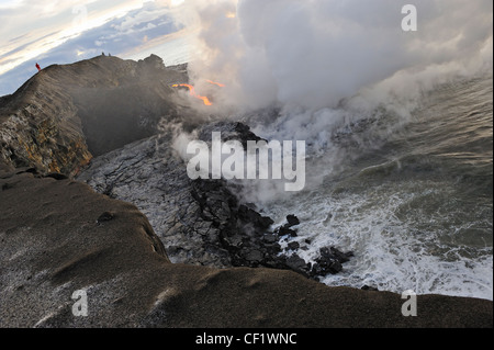 Dampf steigt aus Lava fließt in Inseln im Ozean, Kilauea-Vulkan, Big Island, Hawaii, Usa Stockfoto