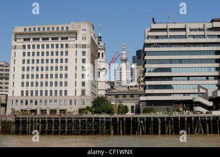 Ein Blick von der Themse an modernen Gebäuden vorbei auf das Denkmal, errichtet zwischen 1671 und 1677 zum Gedenken an den Großbrand von Stockfoto