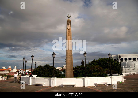 Obelisk mit dem französischen Hahn auf dem Platz Plaza de Francia in Panama City, Panama, Mittelamerika Stockfoto