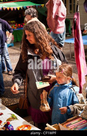 Großbritannien, Gloucestershire, Stroud, The Shambles Wochenmarkt, Mutter und Tochter einkaufen Stockfoto