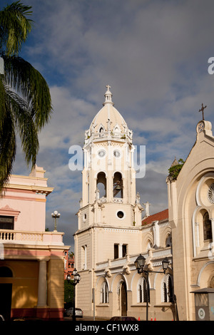 Glockenturm der Kirche Iglesia de San Francisco in der Altstadt, Casco Viejo, Panama City, Panama, Mittelamerika Stockfoto