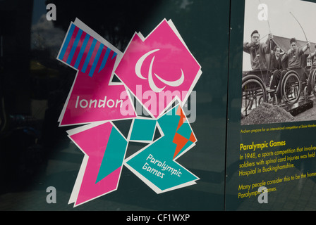 London 2012 Paralympischen Spiele Logo und Informationen über Werbetafeln vor unterirdischen Bahnhof Stratford. Stockfoto