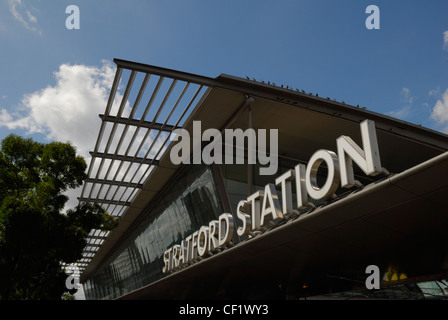 Bahnhof Stratford Beschilderung an der Außenseite des Gebäudes. Stockfoto