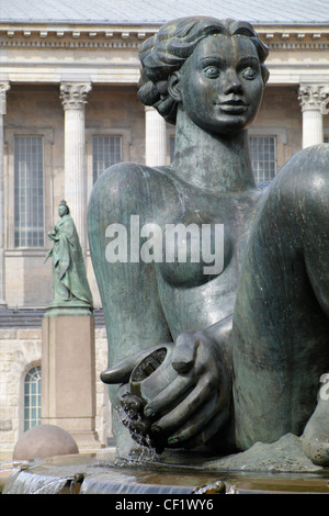 Der Fluss Skulptur, auch bekannt als "The Flittchens im Whirlpool", und Statue der Königin Victoria außerhalb Birmingham Rathaus Stockfoto