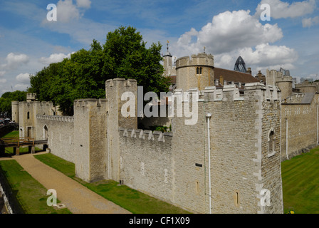 Der Tower of London vom Ansatz bis zur Tower Bridge. Stockfoto